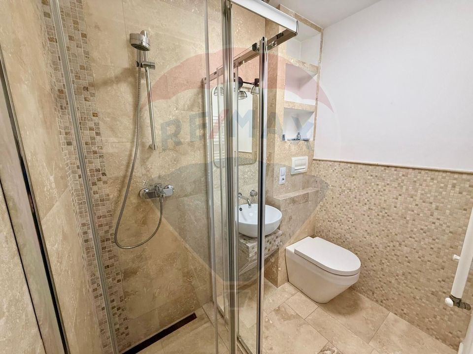 Apartament 4 camere, pe 2 niveluri si curte comuna în Centru