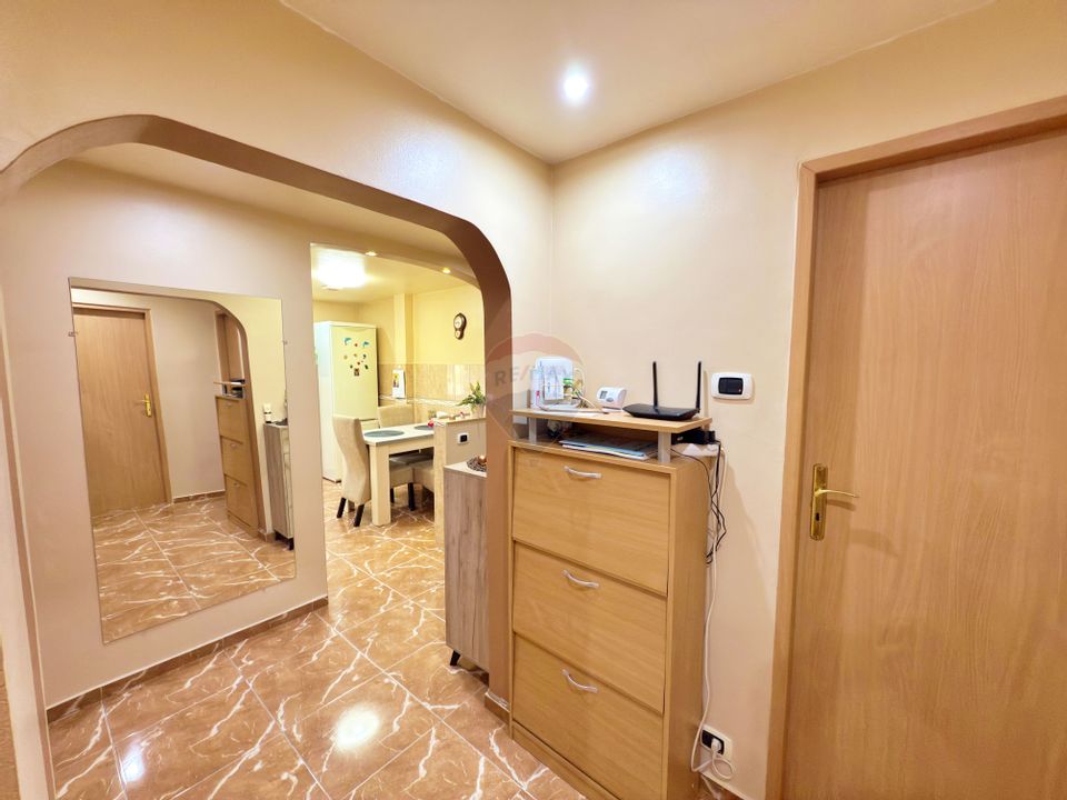 Apartament cu 3 camere de vânzare în zona Micalaca