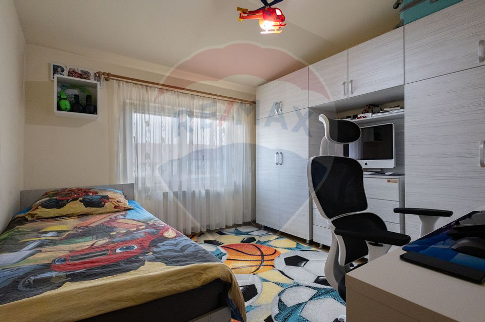 Apartament cu 3 camere de vânzare în zona Dambovita