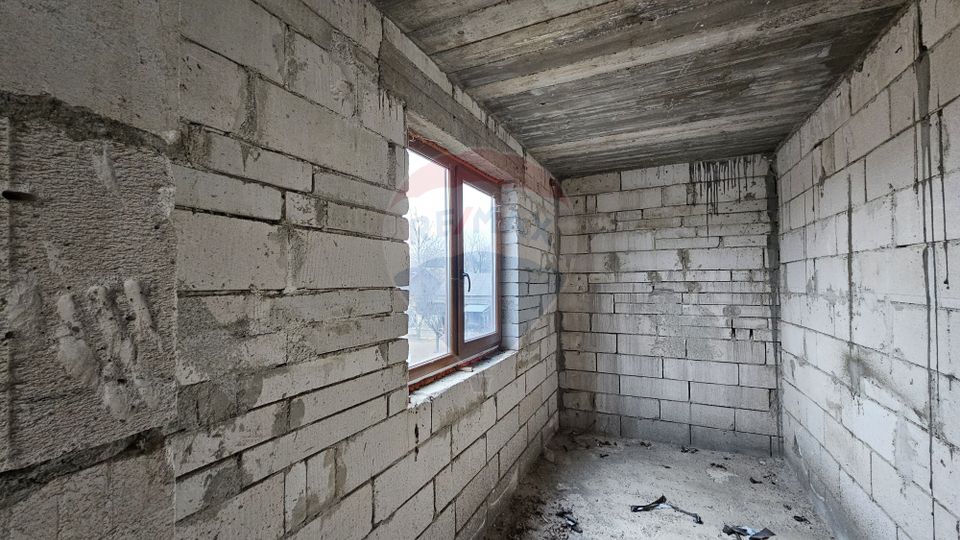 Casă / Vilă cu 12 camere, teren intravilan de 2869mp în Siminicea, SV