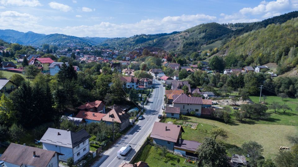 Doua Case de vanzare cu 5 camere + 3 camere,  stradal in Bran!