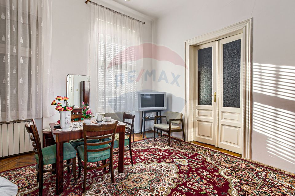 Apartament 4 camere spațioase,  curte,  zona Piata Catedralei