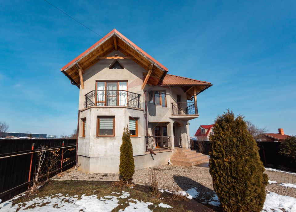Casă elegantă, construită cu grijă, într-un cadru natural – Tărlungeni