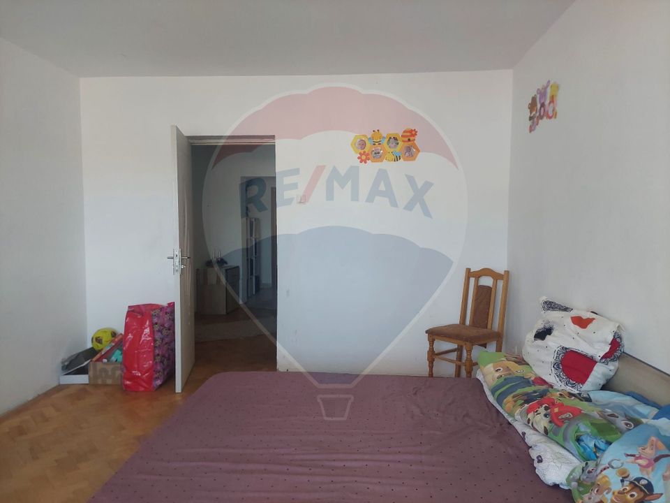 Apartament cu 4 camere decomandat de vânzare în Moinesti