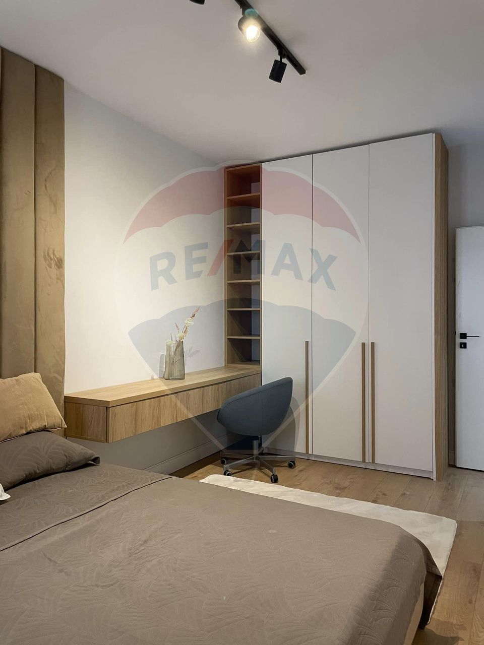 De Vânzare Apartament cu 4 camere în Pipera Optiuni de Parcare