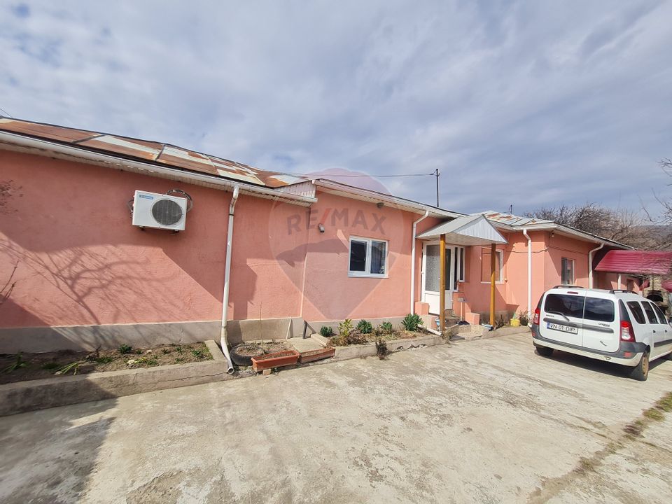 Casă cu 5 camere de vanzare la strada Principala