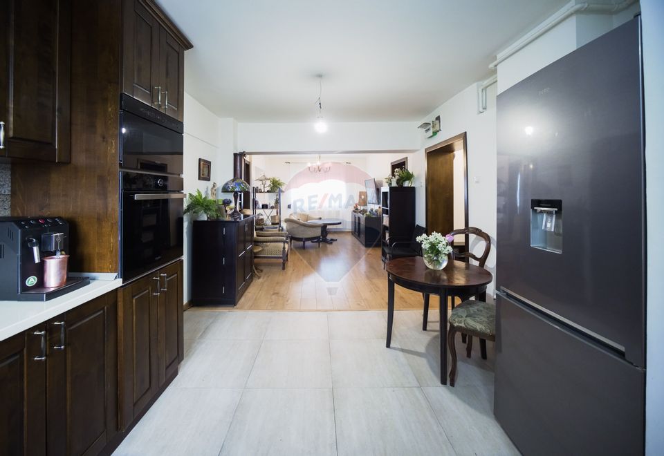 Apartament cu 4 camere de vânzare Ultracentral