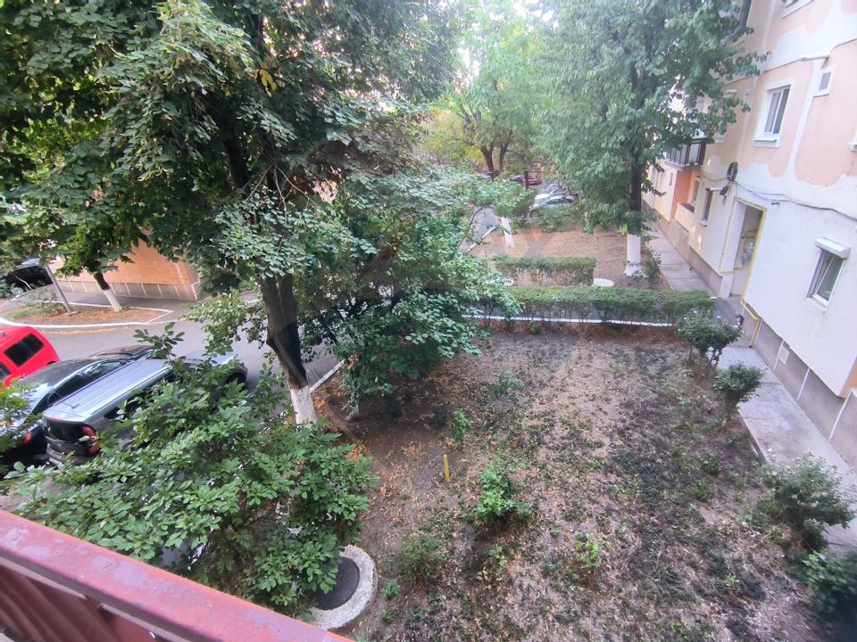 Vanzare ap 3 camere 2 bai etaj 1 complet decomandat  zona Miorita