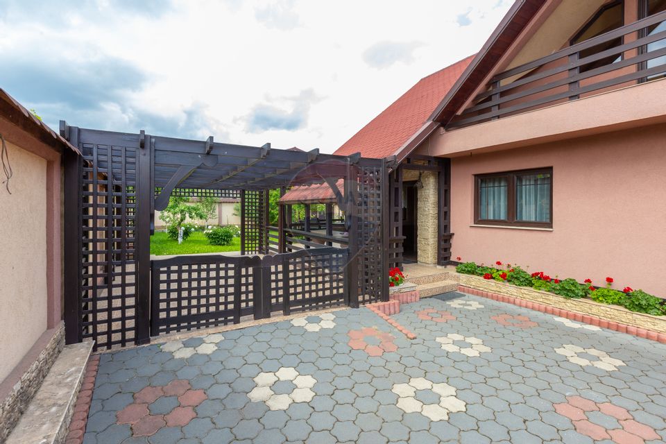 10 room House / Villa for sale, Serbanesti area