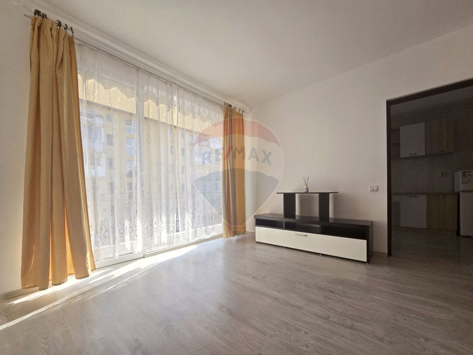 Apartament cu o camera de vânzare si loc de parcare, Floresti