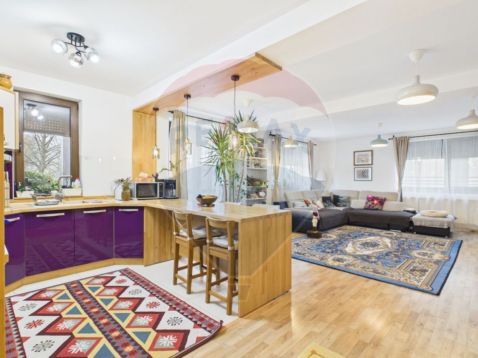 Modern villa 2011, with 5 rooms, 500sqm courtyard and garage