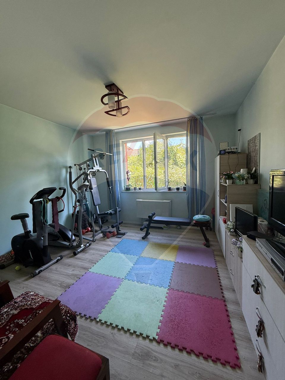 Casă / Vilă cu 9 camere de vânzare în zona 1 Mai