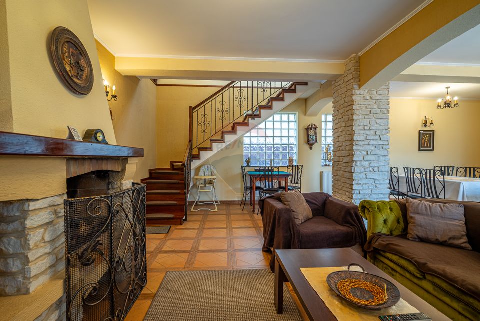 Proprietate deosebită de vânzare în Bușteni - Pensiune + Duplex