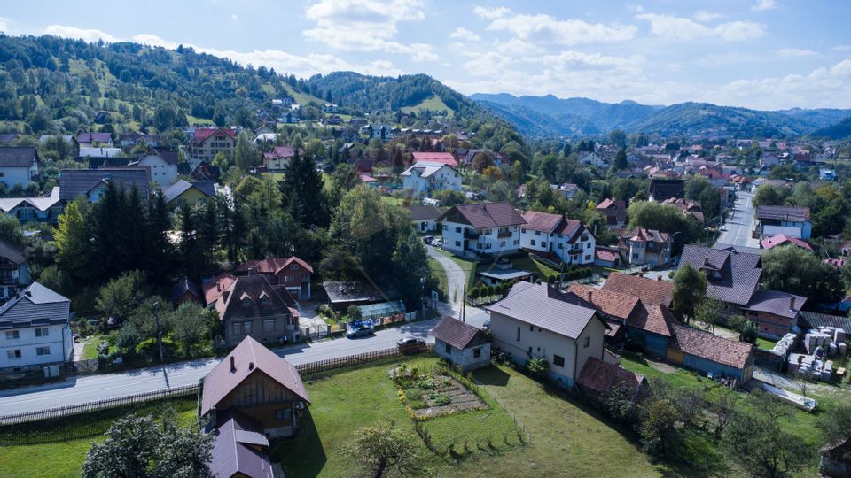 Doua Case de vanzare cu 5 camere + 3 camere,  stradal in Bran!