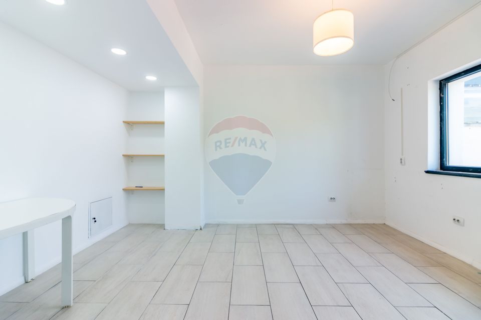 Casă / Vilă in Corbeanca,  toate utilitatile, strada principala