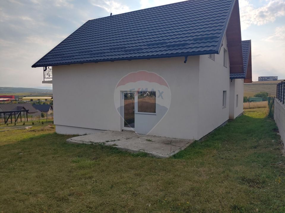 Casă / Vilă individuală cu 560 mp teren, de vânzare în Scheia, Suceava