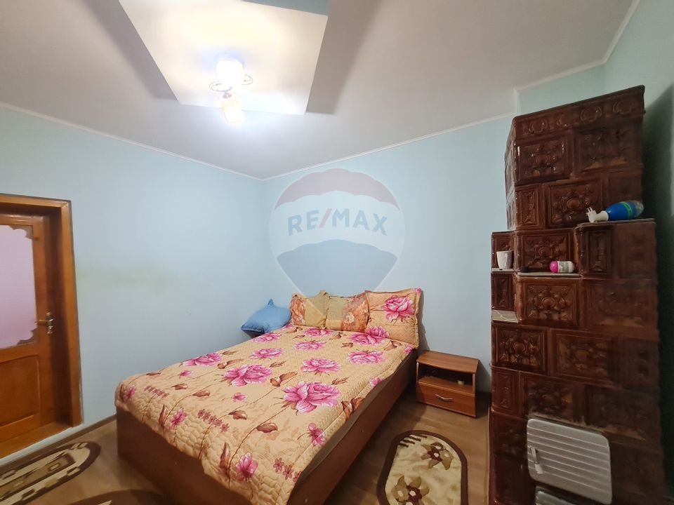 Casă cu 5 camere de vanzare la strada Principala