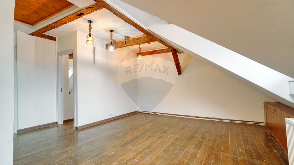 REZERVAT! Apartament generos, 6 camere, 3 băi, str Castelului