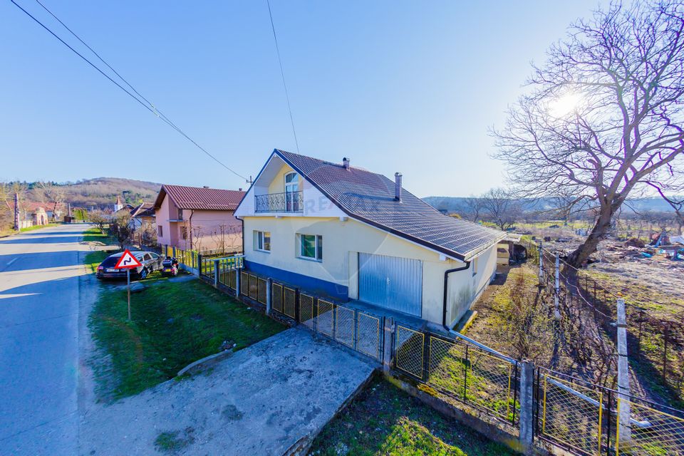 DE VANZARE Proprietate  în Țicău – douǎ case cu livadă și gospodărie