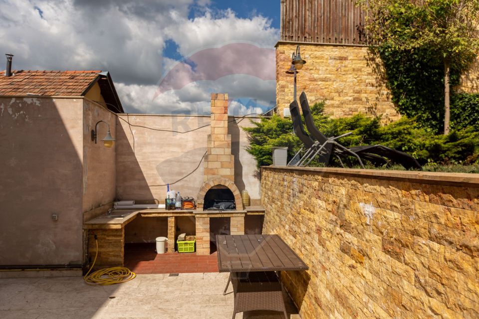 Casă spectaculoasă în Mediaș – reședința antrenorului Cristi Pustai