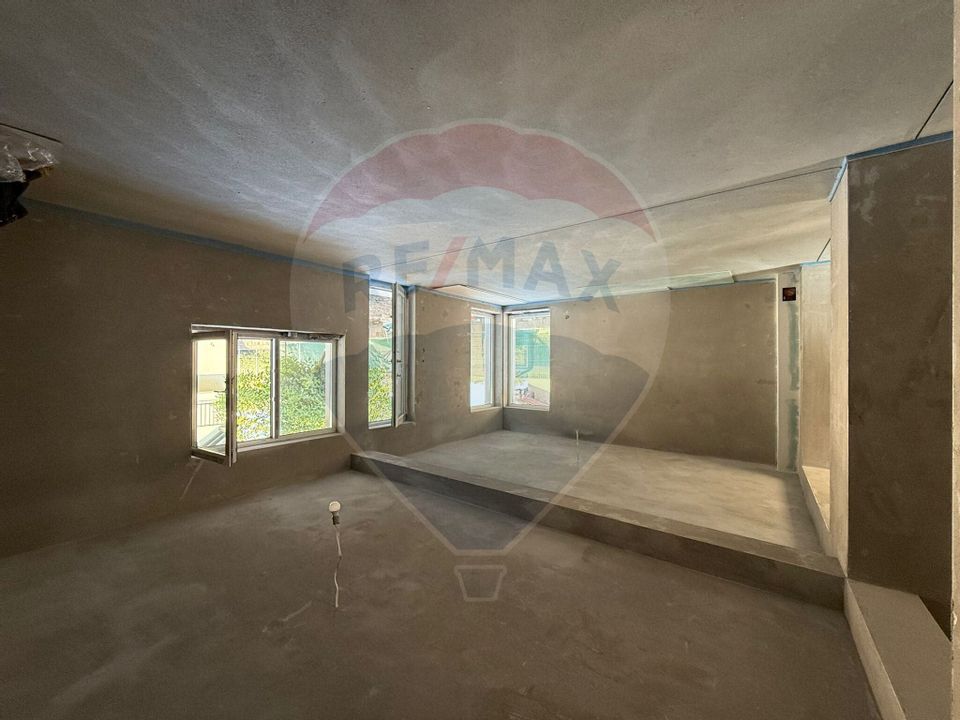 Casa cu 4 camere la gri de vanzare in Sura Mare