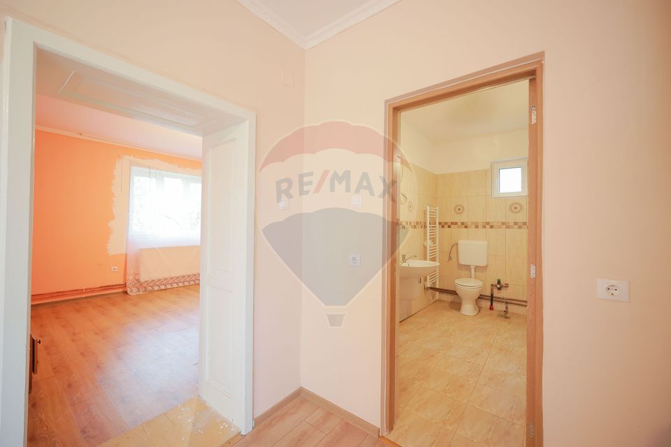 De vânzare teren 2.440 mp cu casă, asfalt și utilități – Alparea