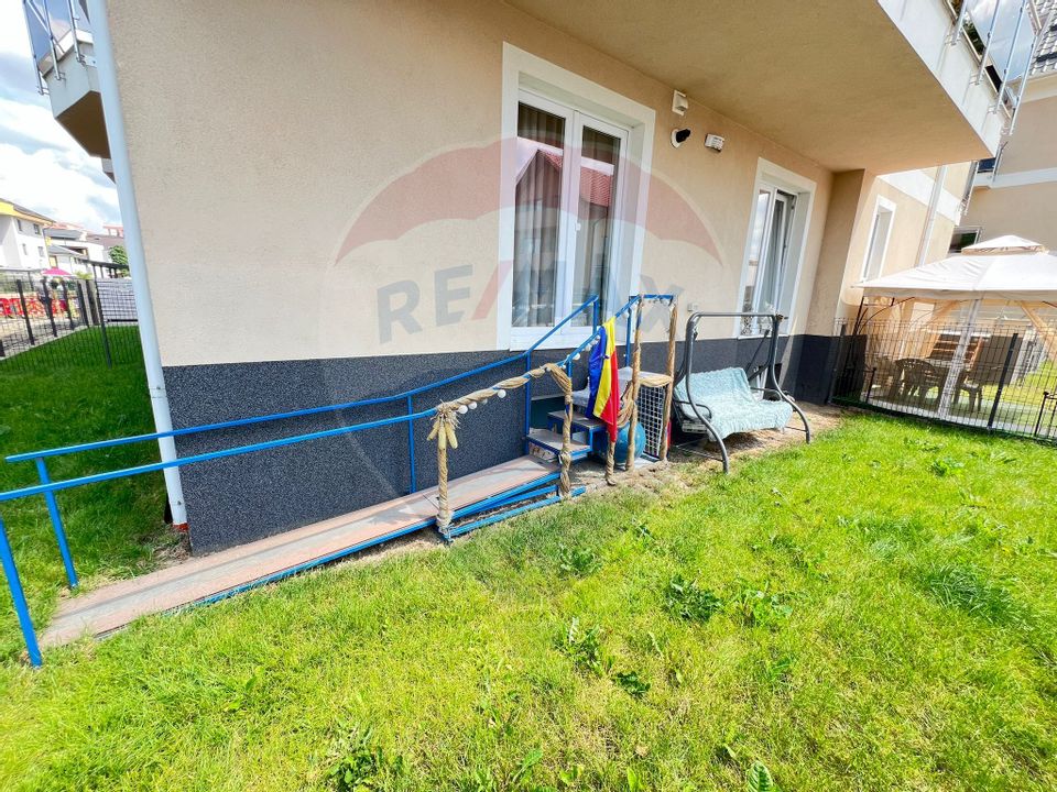 Apartament cu 3 camere cu CURTE PROPRIE  de vânzare în zona Tractorul