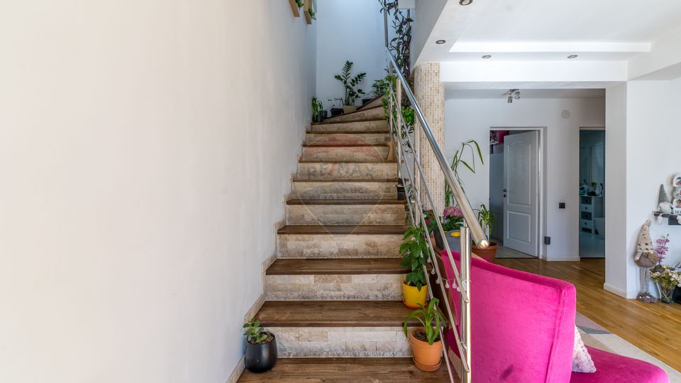 Casa de vanzare, 5 camere, zona Baciu