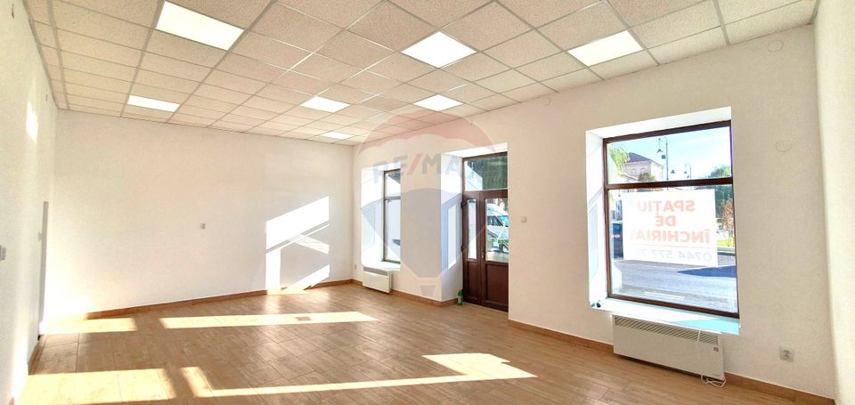 Spațiu comercial 75 mp  Piata Catedralei. Vitrină si acces din stradă