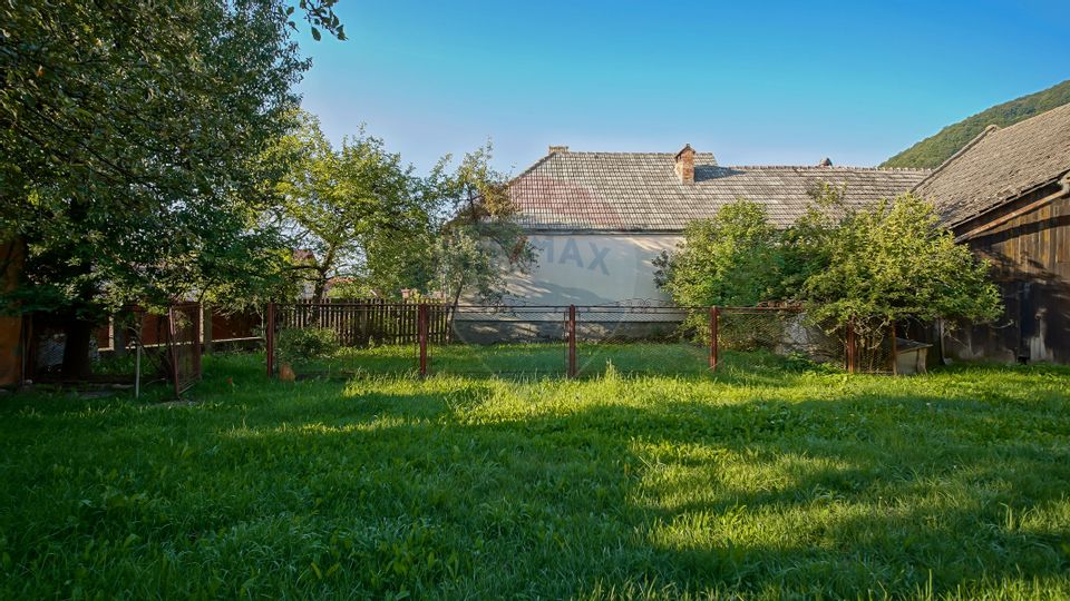 Teren intravilan 7.255 mp +casă rustică – ideal pensiune în Vama Buzău