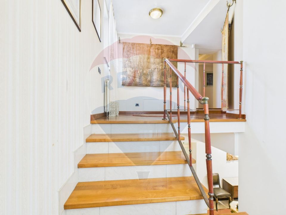 Vilă spectaculoasă în Balotești, curte 5000 mp si piscina interioara