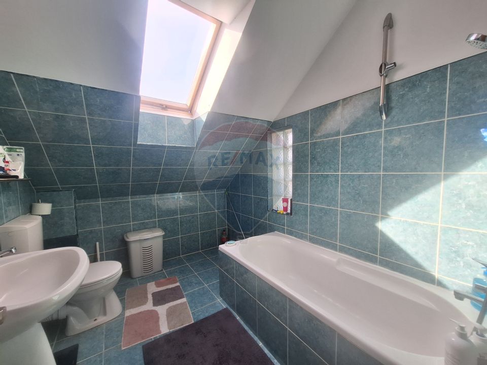 doua case de vanzare in aceeasi curte, în zona Sub Arini