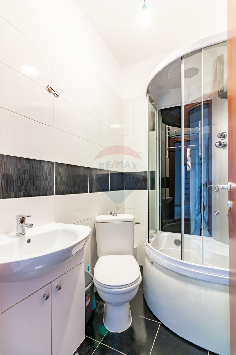 Apartament cu 4 camere si gradina proprie de vanzare/ str.  Amurgului