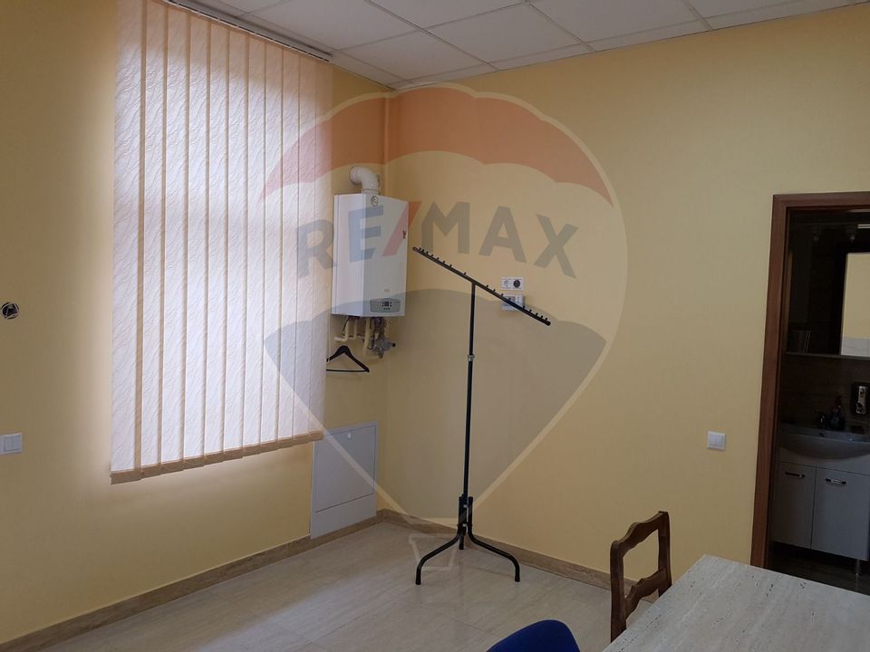 215sq.m Commercial Space for rent, Semicentral area