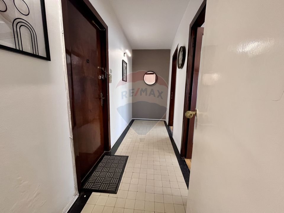 Apartament cu 4 camere nemobilat in P-ta Victoriei langa Orange