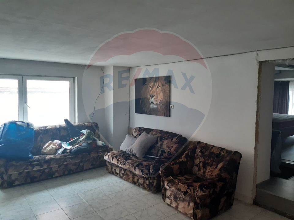 Casa cu spatiu comercial la parter