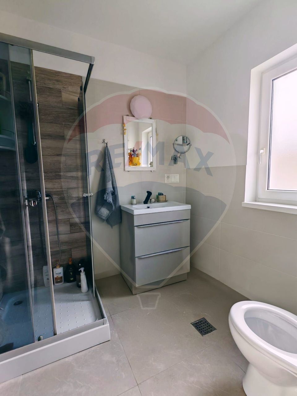 Casă / Vilă cu 4 camere de închiriat