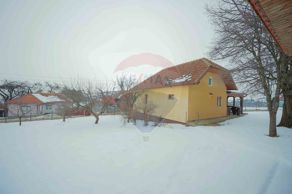 Casă cu 4 camere din cărămidă, de vânzare în zona Bratca-Damiș