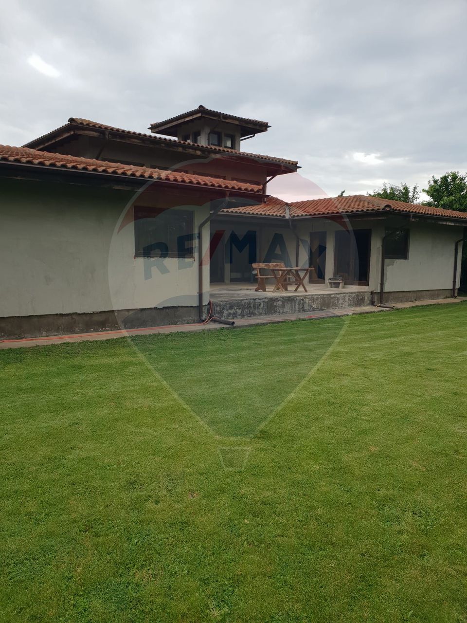 Vila Impunatoare multi-generationala cu Turnulet si Arhitectura Unica