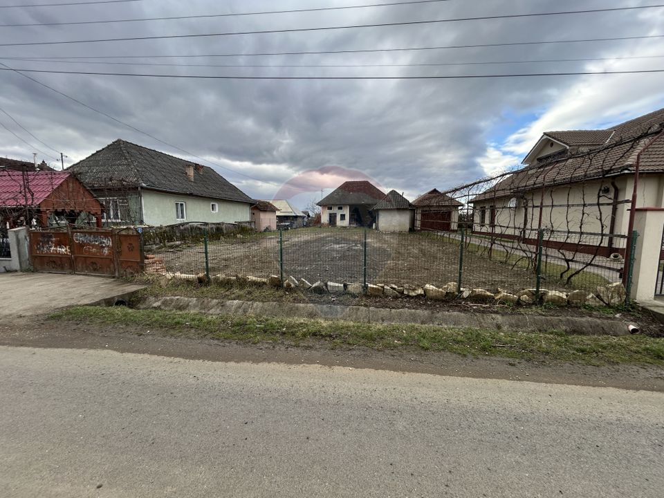 Constructie de caramida cu 3 camere de vânzare in centrul com. Salsig