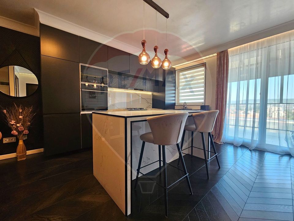 Inchiriere penthouse superfinisat cu 3 camere in zona Centrala