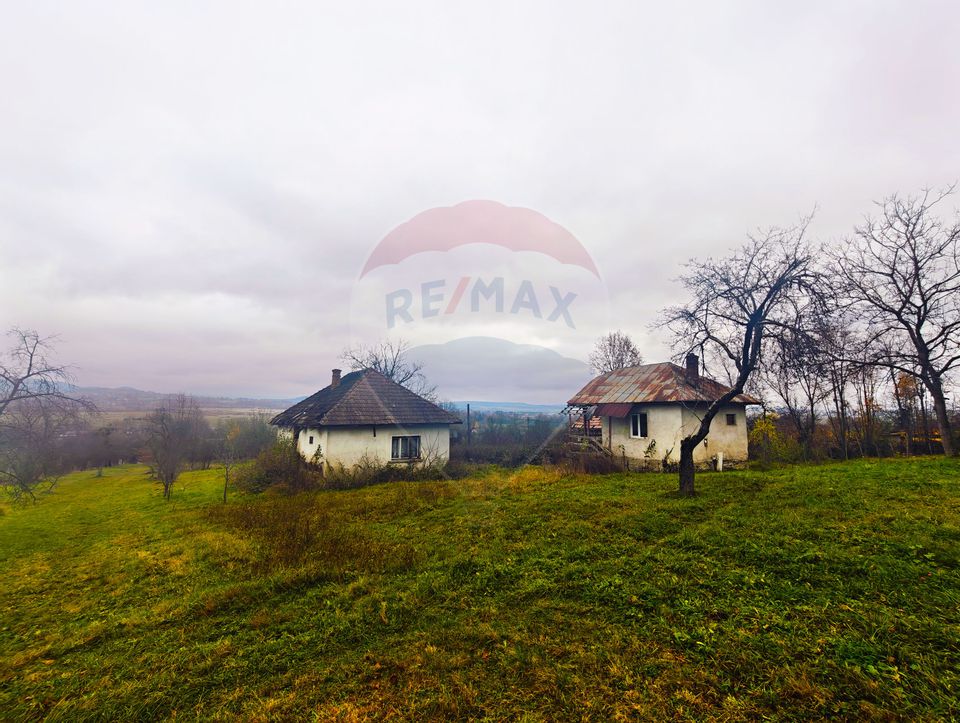 Teren de vânzare Unguraș cu priveliște si anexe