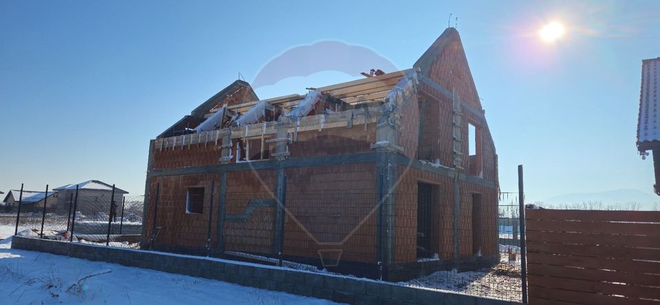 Casă / Vilă la rosu cu 6 camere de vanzare/ zona Sacele