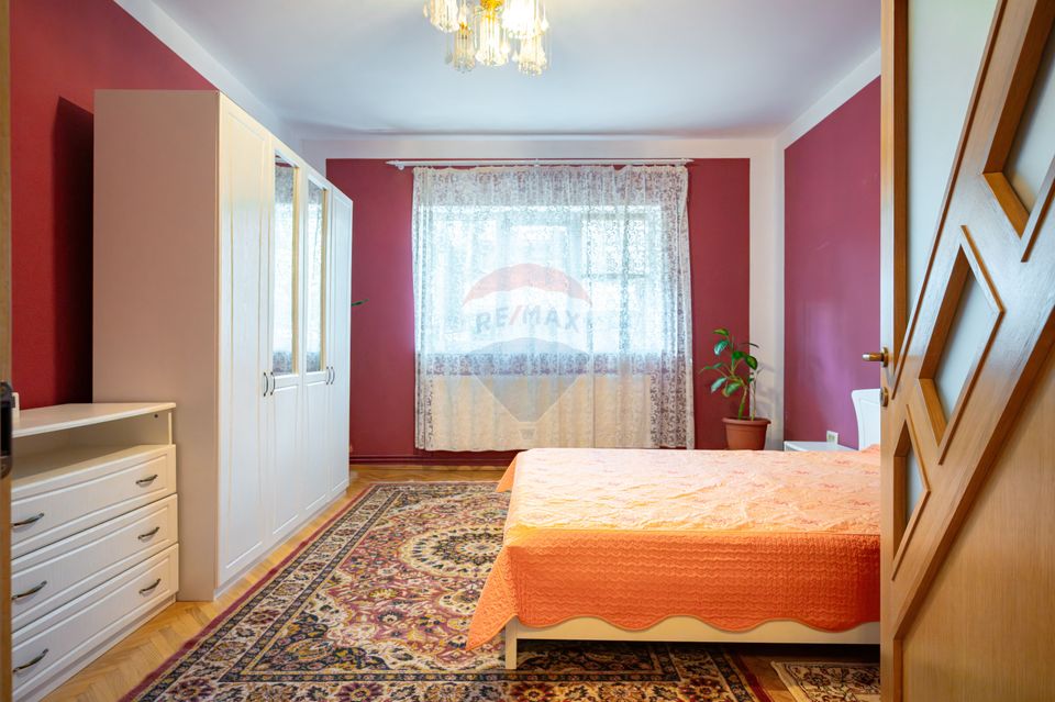 De inchiriat apartament 3 camere la casă, zona Florilor cu parcare
