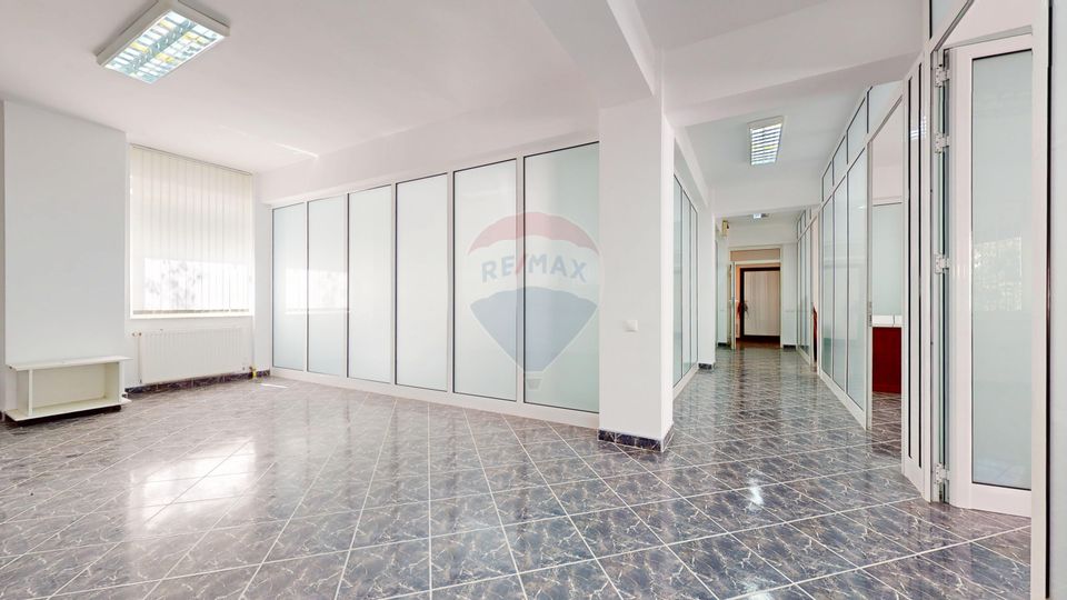 245sq.m Commercial Space for rent, Ultracentral area