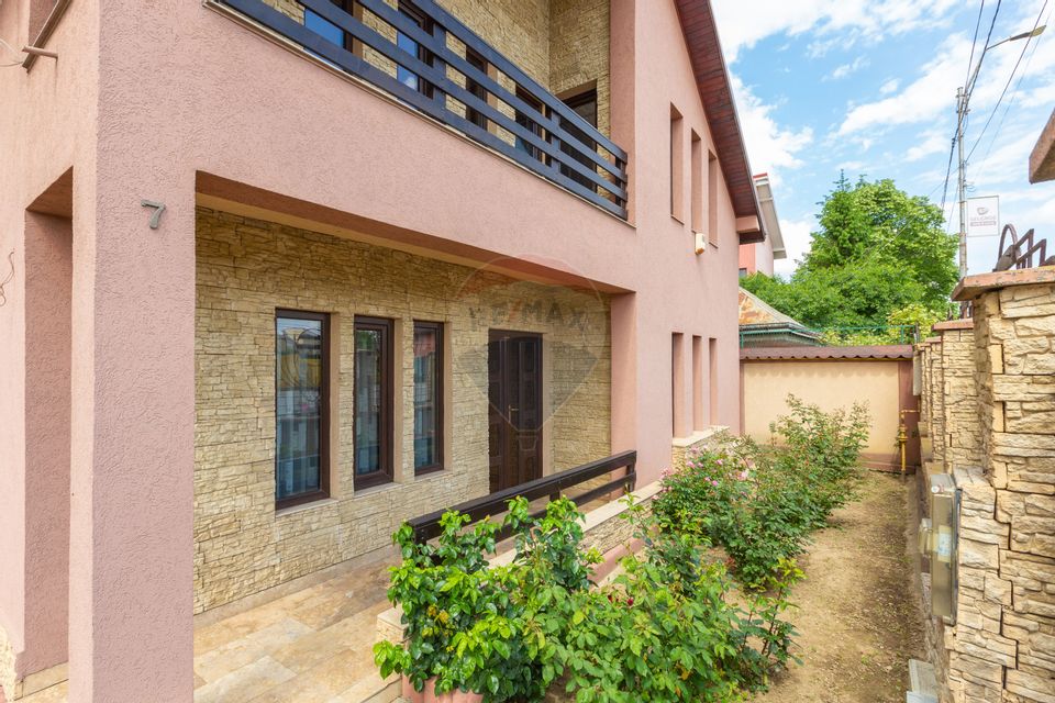 10 room House / Villa for sale, Serbanesti area