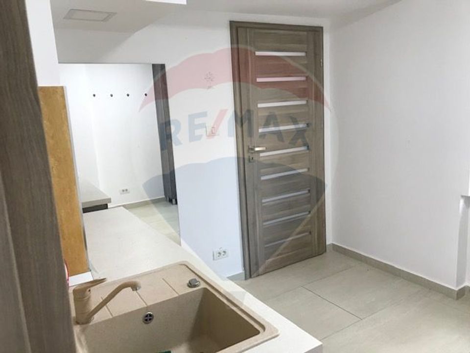 50sq.m Commercial Space for rent, Ultracentral area