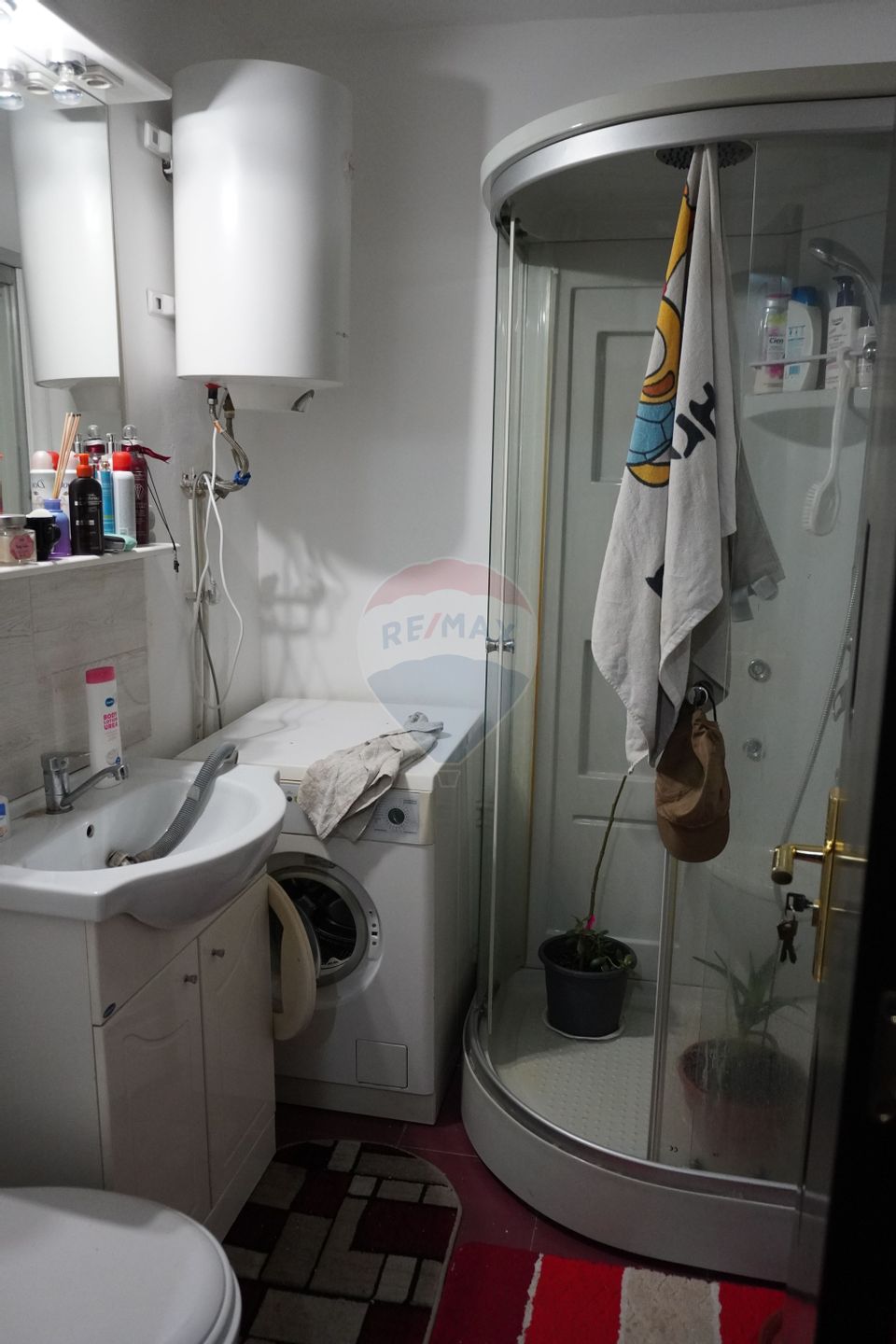 Garsonieră luminoasă și bine compartimentată,