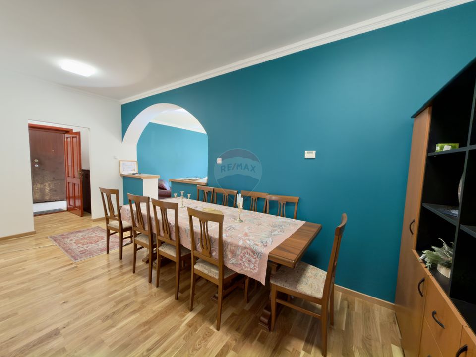 Casă / Vilă 8 camare cartier Beverly Hills Sanmartin