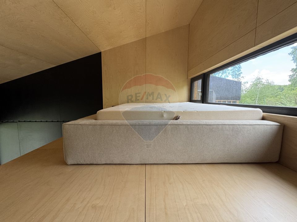 Doua case la munte, cu vedere superba, localizate in Poiana Marului